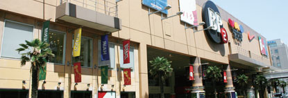 新潟自動車学校の合宿免許。新潟市内の大型商業施設ビルボード。