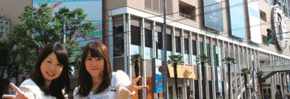 新潟県新潟中央自動車学校の合宿免許。街中の商業施設ビルボード。
